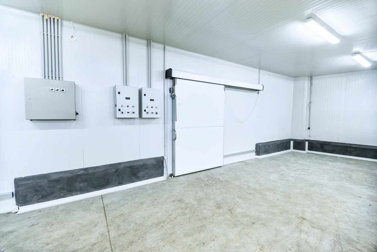 pomieszczenie z płytami warstwowymi